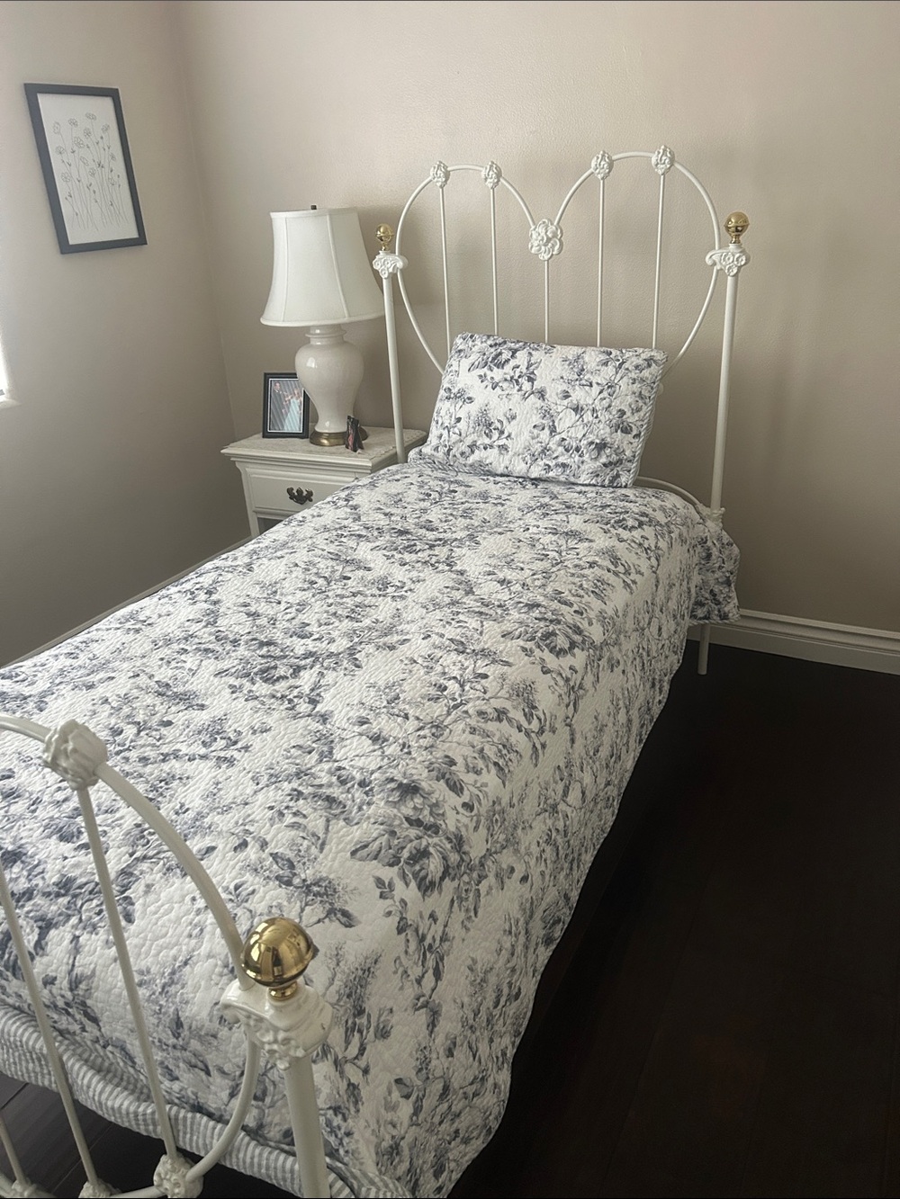 Sonoma White and Blue Floral Quilted Twin Bedspread with Sham